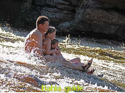 familie-pret op de natuurlijke glijbaan Ribeirão do Meio bij Lençois, fotos Chapada Diamantina nationaal park, wandelingen & trekking met vlaamse reis-gids Ivan (die al 10 jaar in Bahia woont) voor uw rond-reis met begeleiding in het Nederlands in Brazilië / #ivanbahiabuide #ibg #bresil #brazil #brazilie #bresilessentiel #brazilessential #toursbylocals #gaytravelbrazil #fotosbahia #bahiatourism #salvadorbahiatravel #fotoschapadadiamantina #fernandobingretourguide #braziltravel #chapadadiamantinatrekking #chapadaadventure #bahiametisse #bahiaguide #lencois #diamantinamountains #diamondmountains #valedopati #patyvalley #valecapao #bahia #lençois #morropaiinacio #cirtur #chapadaadventuredaniel #chapadaroots #chapadasoul #diamantinatrip #chapadadiamantinaguide #chapadadiamantina #valedocapao #viapati #discoverbrazil #brasilienadventure #chapadadiamantinanationalpark #zentur #theculturetrip 