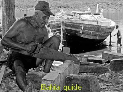 Een lokale scheepswerf voor saveiro's in Maragojipe, foto's Chachoeira en omgeving in het Recôncavo-gebied langs de Paraguaçu-rivier, op ontdekking met uw vlaamse reis-gids Ivan (die al 10 jaar in Bahia woont) en die zorgt voor uw rond-reis met begeleiding in het Nederlandsin Brazilië #BahiaTourism #IvanBahiaGuide #IvanSalvadorBahia #SalvadorBahiaTravel #ToursByLocals  #yourtoursbrazil #maurotours #bahiatopturismo #cassiturismo #bahiapremium #maisbahiaturismo #ibg #fernandobingretourguide #reconcavobaiano #bahiaguide #BahiaMetisse #FotosBahia #dirkvankerckhove #Guidedetourismesalvadorbahiabresil #TransatJacquesVabres #gaytravelbrazil #bestofbrazil #topofbrazil 