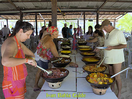 Lunch restaurant Manguezal buffet à volonté op het eiland Itaparica, Baia de Todos os Santos / Allerheiligenbaai (2de grootste baai ter wereld), wandelingen & trekking met vlaamse reis-gids Ivan (die al 10 jaar in Bahia woont) en uw rond-reis met begeleiding in het Nederlands in Brazilië / foto's - Fotografie Ivan Bahia Guide, #SalvadorBahiaBrazil,#FotosBahia,#IvanBahiaGuide,@IvanBahiaGuide,#IvanSalvadorGuide,#BrazilieReizen,#ChapadaDiamantina,#ChapadaDiamantinaTrekking,#ReisGids,#BahiaMetisse,#ToursByLocals,#fernandobingre,@fernandobingre,#walkingtourssalvador,#salvador,#BahiaGuide,#lovebrazil,#Brazilie,#Instatravel,#Reizen,#Salvador
