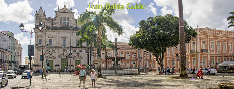 Praça Terreiro de Jesus mit der Kathedrale und der ersten medizinischen Fakultät Brasiliens, mit Ivan Bahia Guide, Reiseführer in Salvador, Brasilien